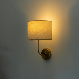 Sconce de pared contemporáneo pequeño, accesorio de iluminación junto a la cama, Sconce de granja moderna, Sconce de pantalla de tela de lino, lámpara de pared de latón minimalista