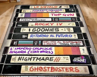 Dywan w stylu retro z kasety VHS, dywan vintage z kaset VHS, bestsellerowy dywan z kaset VHS z klasycznymi tytułami filmowymi z lat 80., dywan do pokoju teatralnego lub popkulturowego, dywan na zamówienie