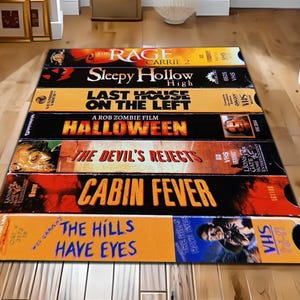 Tappeto con dorso VHS horror, tappeto con titoli di film horror classici, tappeto tipo Halloween, tappeto retrò Cabin Fever, tappeto decorativo per home theater, tappeto VHS