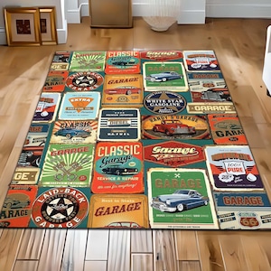 Könnte beinhalten: Ein rechteckiger Teppich mit einer Collage aus Garagen- und Automobilschildern im Vintage-Stil. Das Design zeigt verschiedene klassische Autos, Lastwagen und Texte wie "Classic Garage", "White Star Gasoline", "Route 66" und "Extra Motor Oil" in Rot, Blau, Grün und Gelb.