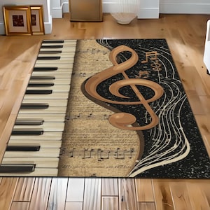 Può includere: Un tappeto rettangolare con un motivo a tastiera di pianoforte sul lato sinistro e uno spartito musicale con una chiave di violino sul lato destro. Il tappeto ha una combinazione di colori beige, marrone e nero, con note e linee musicali.