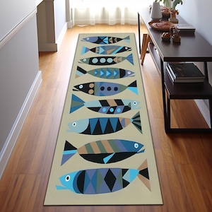 Könnte beinhalten: Ein beiger Läuferteppich mit einem sich wiederholenden Muster aus stilisierten Fischen in Blau-, Schwarz- und Brauntönen. Die Fische haben geometrische Designs und sind in einer Reihe angeordnet. Der Teppich liegt auf einem Holzboden in einem Flur.