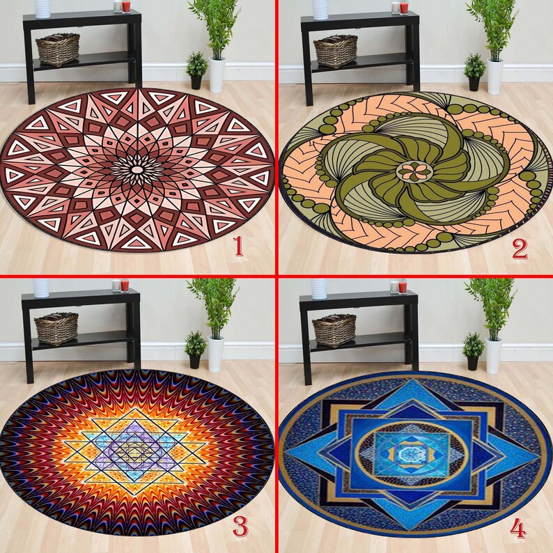 Op de afbeelding: Vier ronde tapijten met verschillende mandala-ontwerpen. Het eerste tapijt heeft een rood, wit en bruin mandala met een geometrisch patroon. Het tweede tapijt heeft een perzikkleurig, groen en bruin mandala met een draaiend patroon. Het derde tapijt heeft een rood, oranje, geel en blauw mandala met een stervormig patroon. Het vierde tapijt heeft een blauw, goud en wit mandala met een geometrisch patroon.