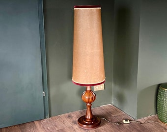 クラシックなミッドセンチュリーモダンパーチメントシェードフロア