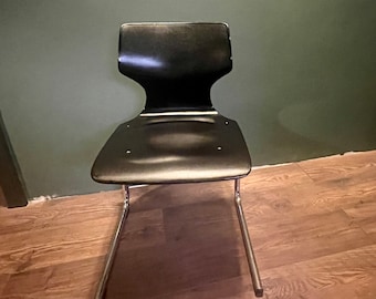 Chaise cantilever Flutotto pour Pagholz, noir. Un classique du design des années 1970.