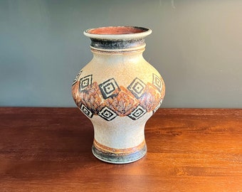 Beautiful mid-century vase from BAY with the design number 534/25. A perfect addition to your 50s-60s vase collection