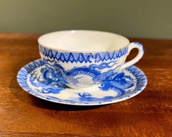 Vintage Teetasse und Untertasse aus japanischem Eierschalen Porzellan Nippon mit Drachenmotiv ca. 1930