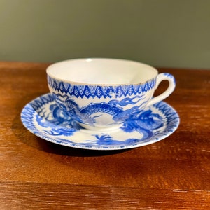 Vintage Teetasse und Untertasse aus japanischem Eierschalen Porzellan Nippon mit Drachenmotiv ca. 1930 Tadellose Tasse