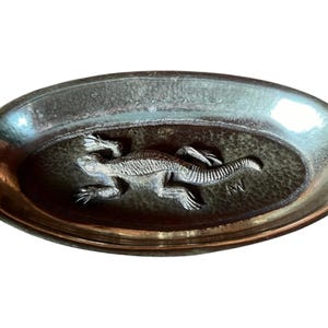 Zeldzaamheid! Massief messing kom met een opstaande salamander. Waarschijnlijk een visitekaartjesbakje in Art Deco-stijl. Handwerk. Ondertekend met AN