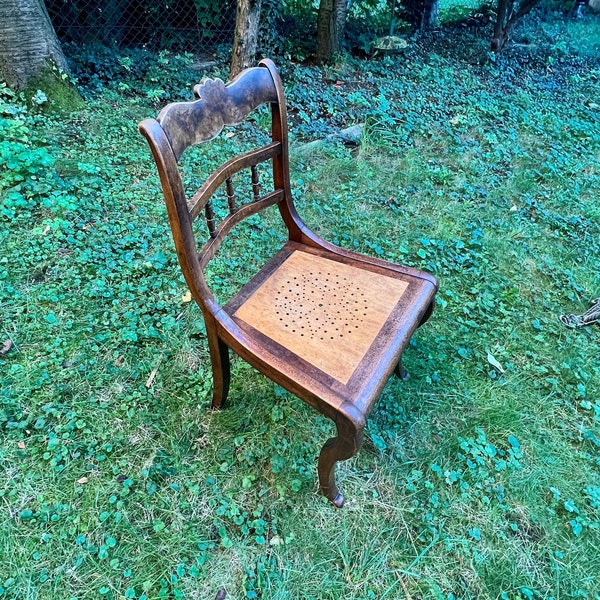 Biedermeier oder Gründerzeit Stühle. Original von Cawit mit Fischprägung auf der Unterseite.