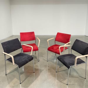 Silla de conferencia apilable Brunner Design | Silla de oficina vintage con reposabrazos de madera y cromo | Silla para visitantes roja y negra |