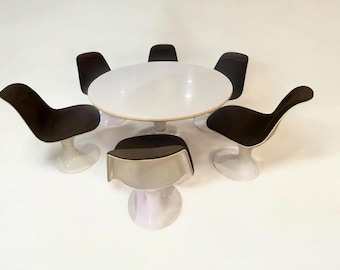 Herman Miller/Vitra Clásicos de la era espacial: Walter Grunder y Markus Farner Conjunto de 7 piezas de la serie Orbit con 6 sillas y mesa.