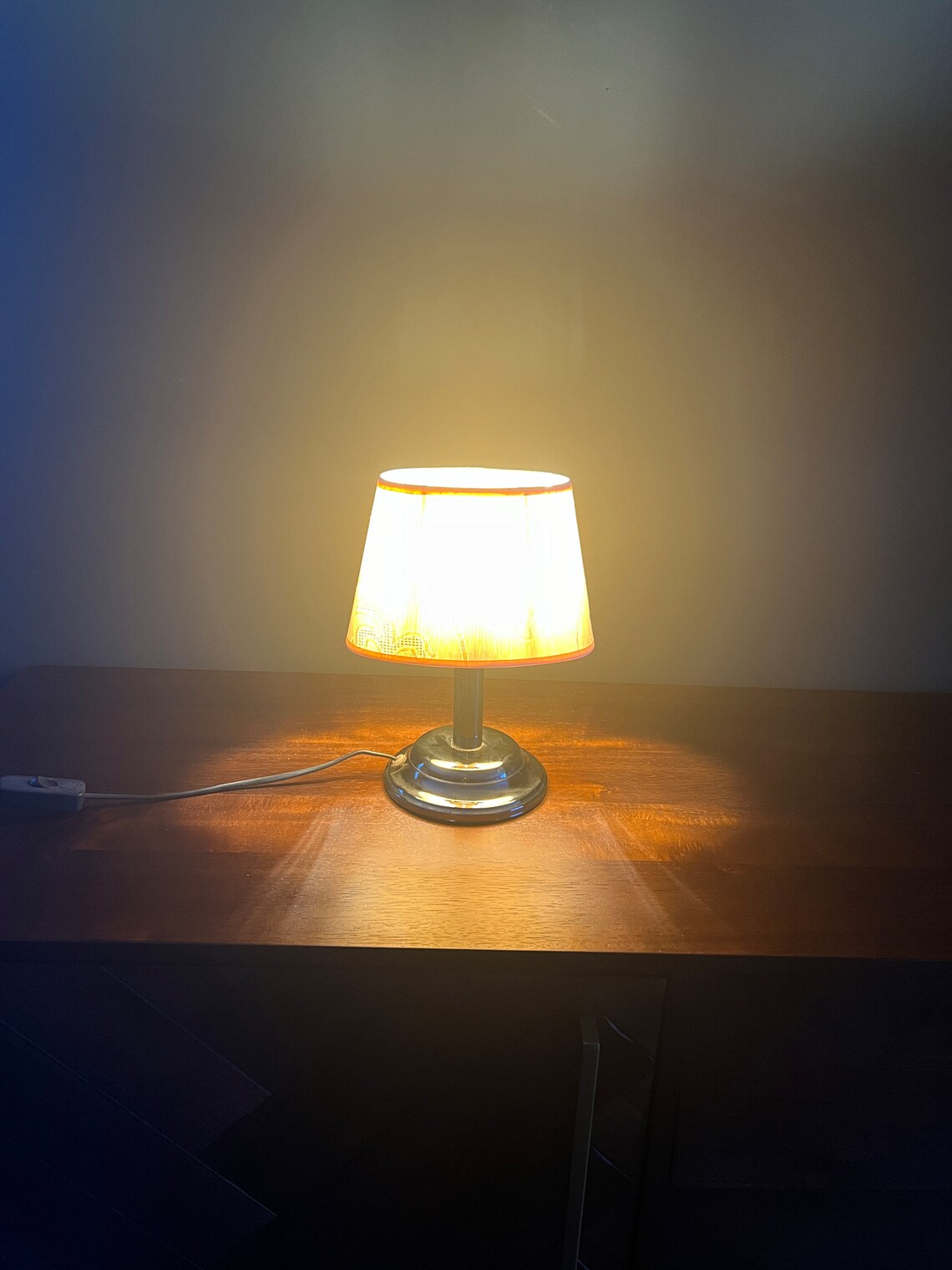Kleine Tischlampe mit hochwertigem beigefarbenem Lampenschirm 1980er, foto 2 di 5