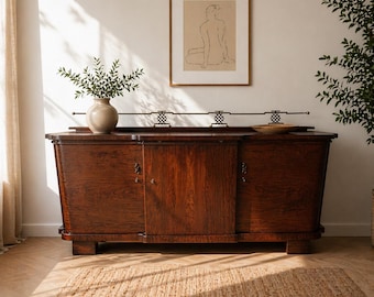 Aparador Art Déco poco común de la década de 1930: de caoba con remate arquitectónico de latón y una gran tapa de mármol extensible.