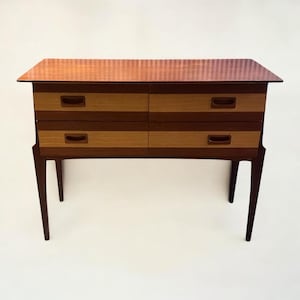 German mid-century chest of drawers by Heinrich Vogt Wiedenbrück, circa 1960s, model M 223. Two-tone veneer with four drawers.