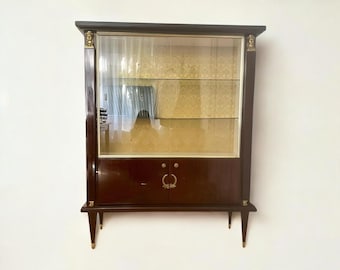 Vitrina vintage de estilo Imperio francés. Vitrina Art Déco con elementos decorativos de latón sobre madera de caoba y tela de brocado.