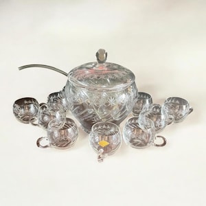 Mid Century Bowlenset aus Kristallglas im Treveris/ Treviris Handschliff mit 12 Gläsern und Glasschöpfkelle 1960er Jahre.