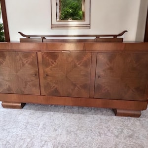 1930s sideboard/credenza - walnut veneer. A piece of German Art Deco, whose clean lines reflect the Bauhaus design.