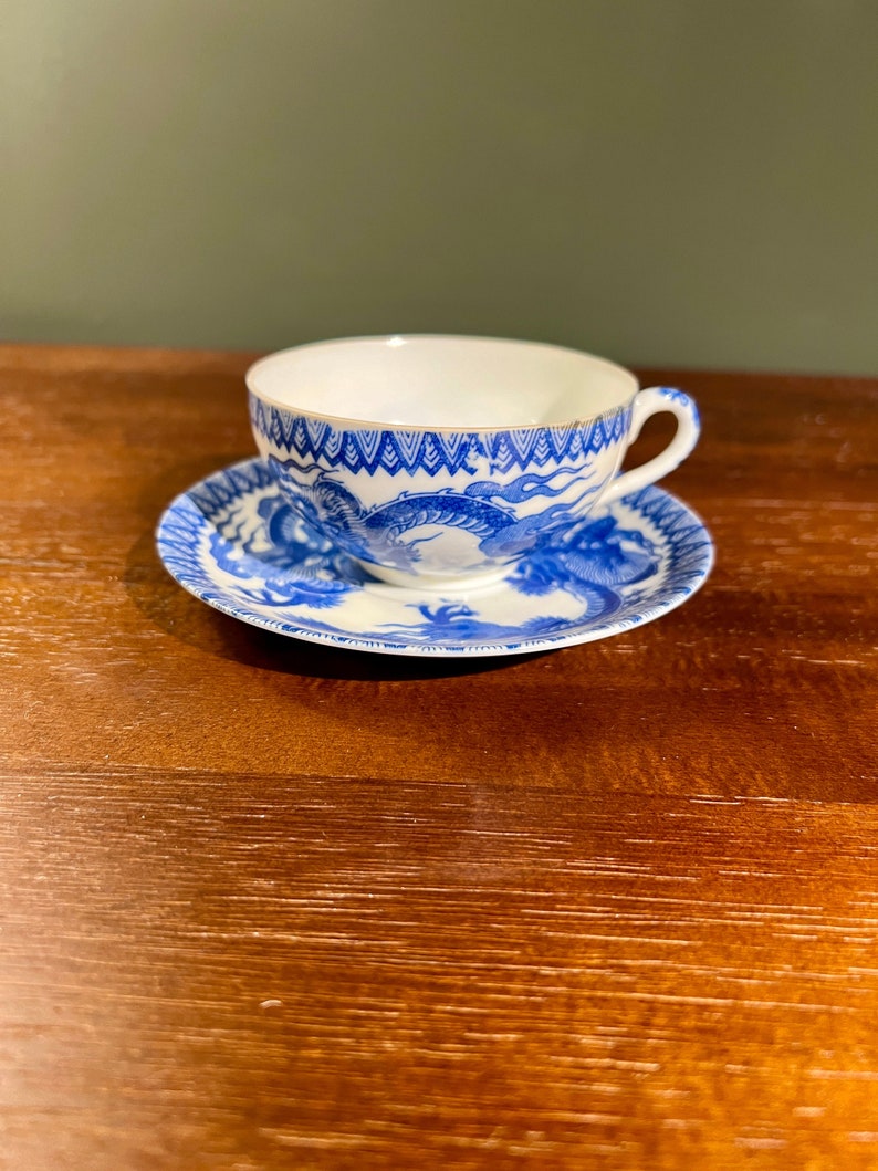 Vintage Teetasse und Untertasse aus japanischem Eierschalen Porzellan Nippon mit Drachenmotiv ca. 1930 Tadellose Tasse