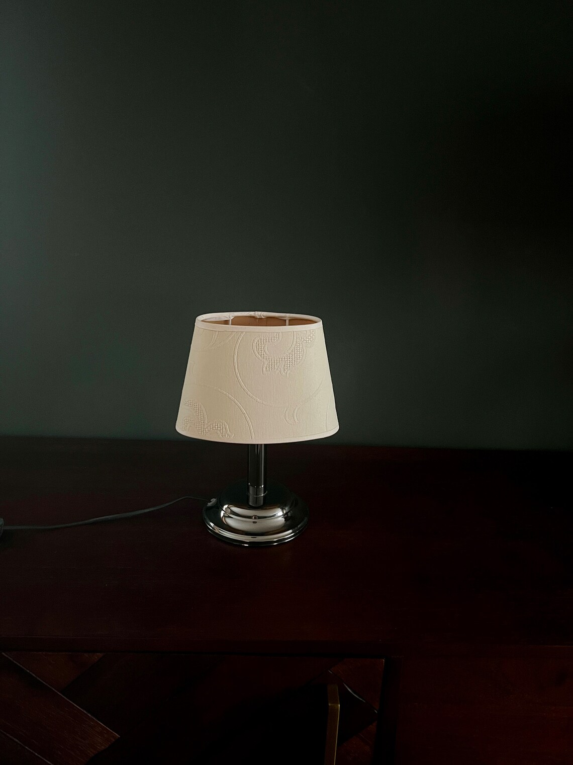 Kleine Tischlampe mit hochwertigem beigefarbenem Lampenschirm 1980er, foto 1 di 5