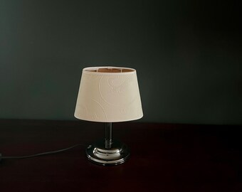 Kleine Tischlampe mit hochwertigem beigefarbenem Lampenschirm 1980er