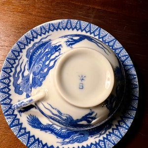 Vintage Teetasse und Untertasse aus japanischem Eierschalen Porzellan Nippon mit Drachenmotiv ca. 1930 Bild 3