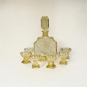 Art Deco decanter set by Moser/Bohemia consisting of a decanter and 6 liqueur glasses made of yellow glass, 1920s, Czech Republic