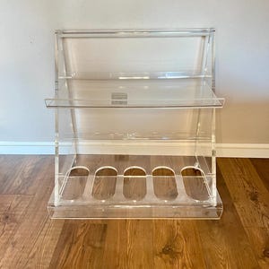 Original 70er Jahre Space Age/ Atomic Age Servierwagen aus Lucite/Acrylglas auf Chromrollen mit 5 Flaschenfächer und Servierplatte. Hausbar