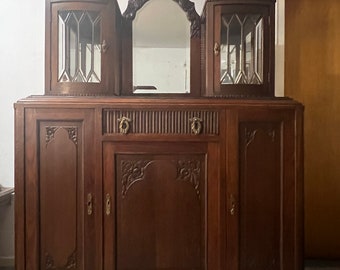 Beau petit buffet Art Nouveau / Art Déco avec verre facetté et miroir entre 1915 et 1925.