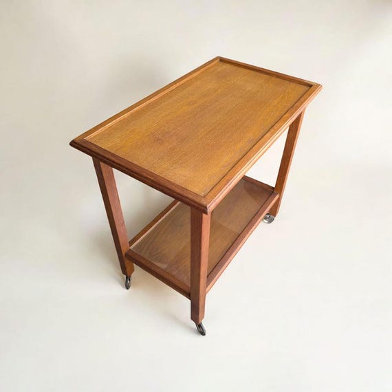Vintage Servierwagen aus Holz, rollbarer Beistelltisch der 60er/70er Jahre im Scandi-Stil, solider Teewagen mit Ablage