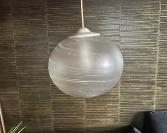 Original Peill Putzler Hängeleuchte aus den 1970er Jahren mit großer, wunderschön gemaserter Glaskugel.