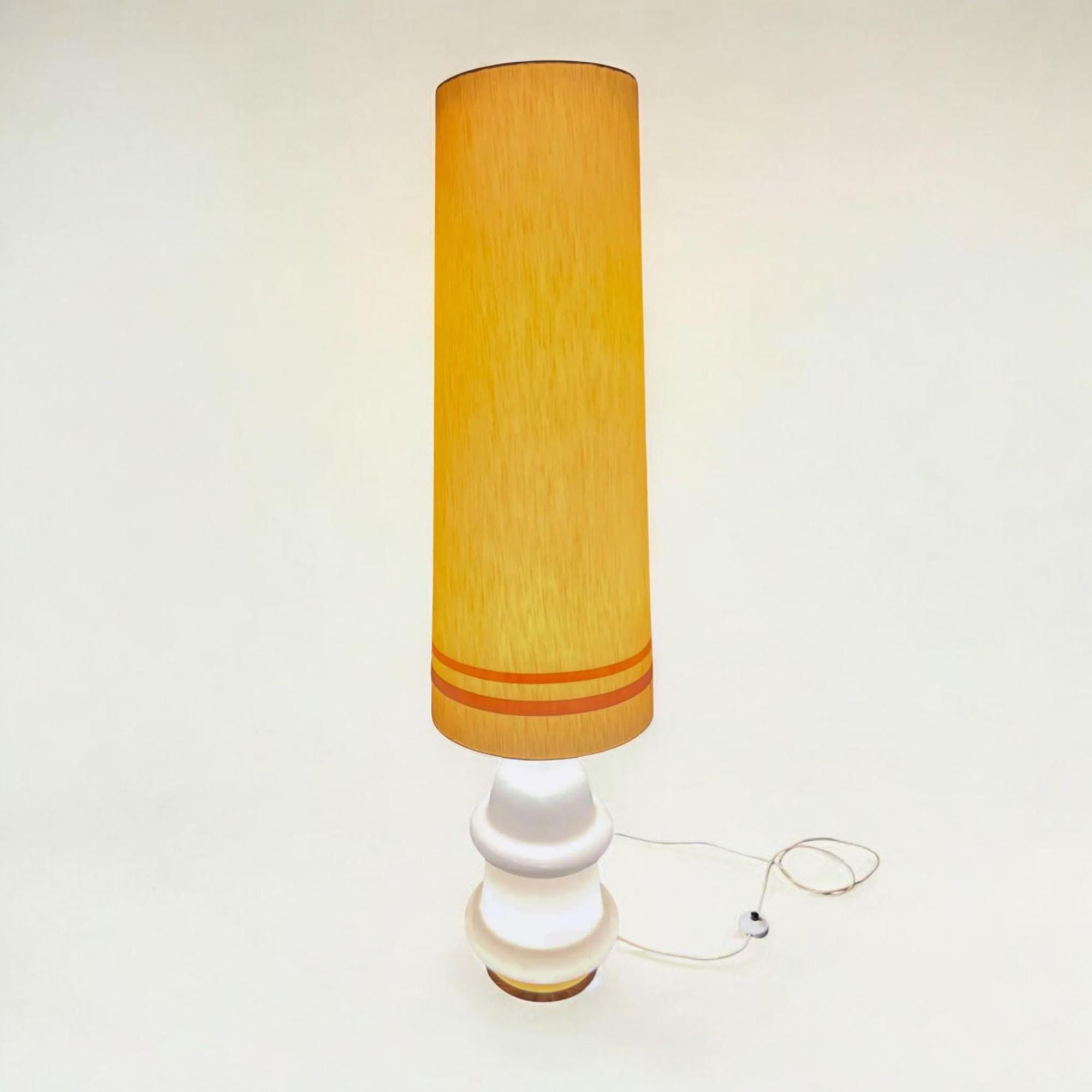 Grote Space Age-staande lamp van opaalglas uit de jaren 70 met