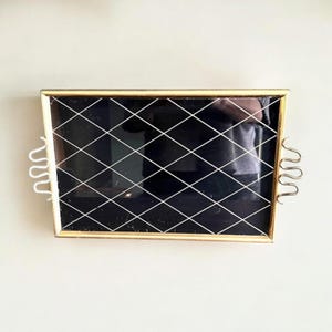 Bandeja rectangular de mediados de siglo hecha de vidrio negro con un patrón de diamantes dorados, alrededor de 1950