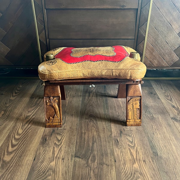 Unique! Tabouret de selle de chameau égyptien en bois, laiton et cuir du milieu du siècle des années 1950 - Shabby Chic / Repose-pieds / Ottoman. Travail manuel