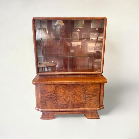 Kompakte schnörkellose Art Déco Vitrine / Buffetschrank im Stile von Jindrich Halabala aus den 1930er Jahren.