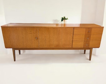 Aparador de nogal de mediados de siglo, fabricado en Alemania a mediados de la década de 1960 con diseño escandinavo.