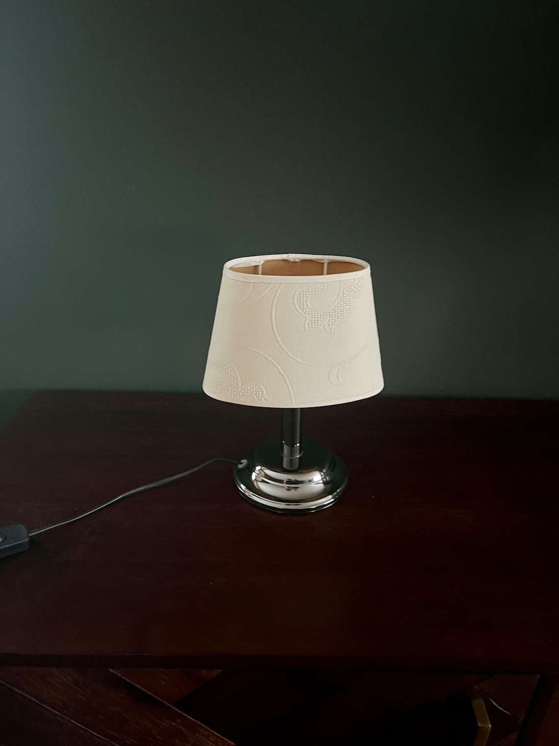 Kleine Tischlampe mit hochwertigem beigefarbenem Lampenschirm 1980er, foto 4 di 5