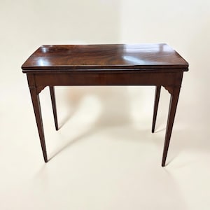 Mesa de jogo/cartas inglesa antiga - design vitoriano/eduardiano em mogno maciço, por volta de 1900.