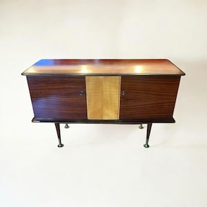 Vackert designat originalt tyskt skänk från mitten av århundradet från 1950-talet med mässingsfötter på avsmalnande ben.