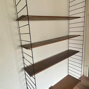 Large mid-century string shelf with five shelves. Original 1960s string / ladder shelf in the style of WHB, Nissen or Co.