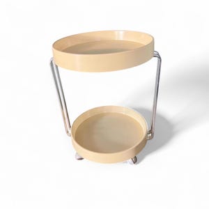 1970 年代のオリジナルの丸型スペース エイジ サービング トロリー。四輪式で、プラスチック コーティングを施したクロムと無垢材で作られています。