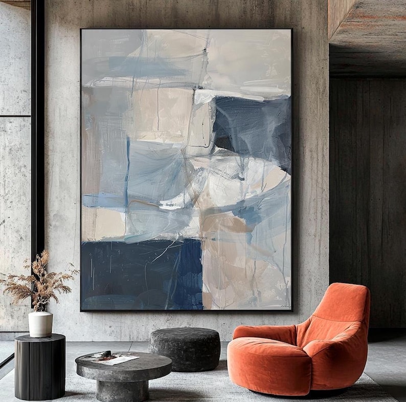 Puede incluir: Pintura abstracta en un lienzo grande con un dise&ntilde;o geom&eacute;trico en tonos de azul, blanco y beige. La pintura se muestra en una pared en un ambiente de sala de estar moderna.