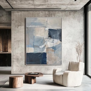 Puede incluir: Pintura abstracta de estilo moderno con tonos de azul, gris y beige. La pintura se muestra en una pared en un ambiente de sala de estar contempor&aacute;neo.