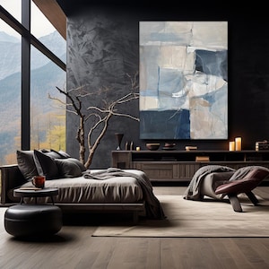 Puede incluir: Un interior de dormitorio moderno con una gran pintura abstracta en tonos azules y beige colgada en una pared gris oscura. La pintura est&aacute; sobre una consola multimedia de madera oscura con una cama grande en primer plano. La cama tiene un edred&oacute;n y almohadas grises y un marco de madera. La habitaci&oacute;n tiene una gran ventana con vista a una cordillera.