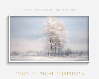Könnte beinhalten: Ein digitaler Kunstdruck einer verschneiten Winterlandschaft mit einer Gruppe von Bäumen im Vordergrund. Die Bäume sind weiß und der Hintergrund ist in einem sanften Blau gehalten. Der Druck ist in einem weißen Rahmen gerahmt. "INSTANT DOWNLOAD - FRAME TV ART" und "COZY CUSIOM CHRISTMAS" sind in goldener Schrift oben und unten im Bild geschrieben.