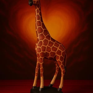 Puede incluir: Escultura de jirafa de madera con cuello largo y cuerpo estampado. La jirafa es marrón con manchas marrón claro y está sobre una base negra. El fondo es un degradado de rojo y naranja.