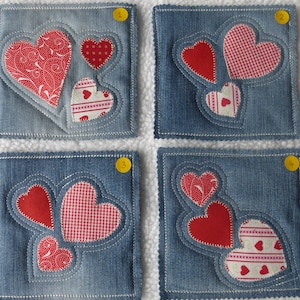 Peut inclure: Quatre dessous-de-verre en jean avec différents cœurs à motifs rouges et blancs cousus. Chaque dessous-de-verre est numéroté de 1 à 4.
