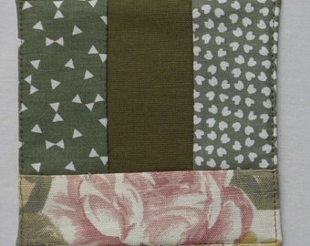 Onderzetter, schotel, bodem van een fles in patchworkstoffen in groene tinten