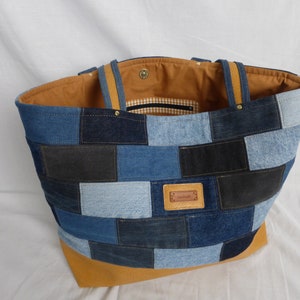 Soft tote bag Sac à main cousu main en jean recyclé style patchwork et vinyle jaune moutarde