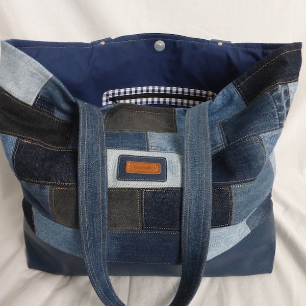 Soft tote bag Sac à main cousu main en jean recyclé style patchwork et vinyle bleu marine